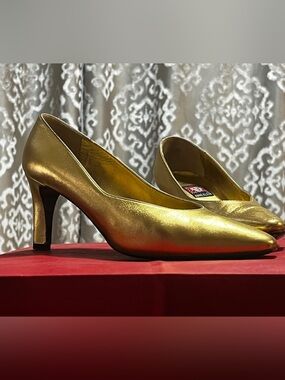 Anne Klein Metallic Gold Pointed-Toe Mid Heels.